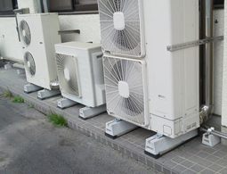 外壁沿いの狭い通路に合わせてコンパクトに設置した空調機基礎事例